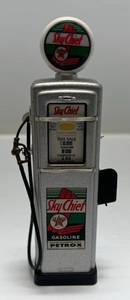 lot 26 image: Vintage Crown Premiums Vees Collectibles Limited Edition ( Texaco Fire Chief ) 1950s Replica  Die-Cast Gas Pump Bank Globe Flashes ( Silver )&nbsp 6 12