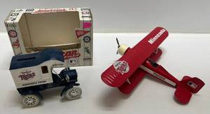 lot 31 image: 2  Ertl Collectibles ( Minnesota Twins ) Die-Cast Banks 1 1997 Airplane Bank (No Box) 1 ( American Pastime Series Minnesota Twins Delivery Truck ) ( Open with Original Box )