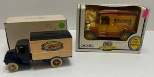 lot 127 image: Two Ertl Collectibles Die-Cast Metal Banks 1  ( Case ) 1926 Bulldog 1 1990 (  Case ) 1913 Model T