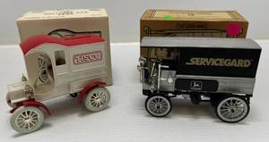 lot 289 image: Two Ertl Collectibles Die-Cast Metal Banks 1 1999 ( John Deere Servicegard ) (Limited Edition 161260 ) 1904 Knox Delivery Wagon 1 ( Tisco ) 1905 Delivery Bank