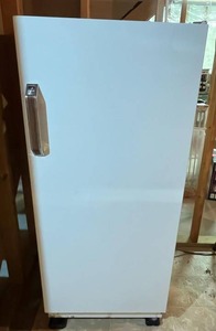 lot 4 image: Vintage Stand-up Freezer in Good Working Condition - 58 34 Tall x 24 Wide x 25.5 Deep