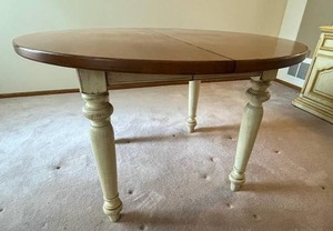 lot 14 image: Vintage Gabberts (American Themes by Drexel) Dining Table with Leaves