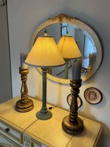 lot 18 image: Wonderful Lamp, Mirror, and Decorations Lot