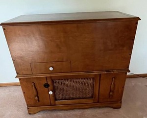 lot 20 image: Vintage 1960s The Bonnet Box by Guild with Working AMFM Stereo and Original 1962 Receipt