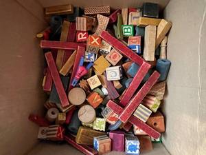 lot 37 image: Collection of Vintage Toy Building Blocks