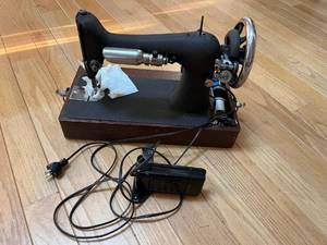 lot 39 image: Antique Singer Cast Iron Sewing Machine with Foot Pedal