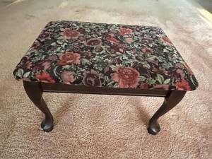 lot 42 image: Vintage Heated Foot Stool