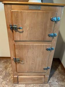 lot 48 image: Vintage KELVINATOR Ice Box (45 tall x 23.5 wide x 15.5 deep)