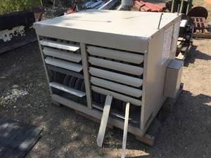 lot 17 image: Lennox LF24-250A-5 Gas Heater - Furnace