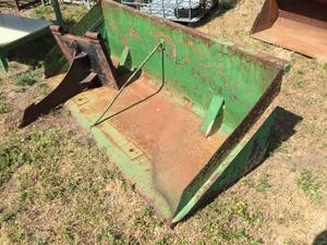 lot 26 image: Steel ImplementTractor Bucket - Green
