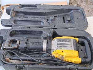 lot 975 image: DeWalt 1600W Demolition Hammer D25960