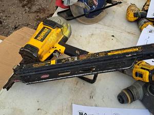 lot 1007 image: DeWalt Air Clipped Head Framing Nailer D51825