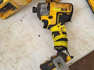 lot 1013 image: DeWalt 14 20V Impact Driver DCF887