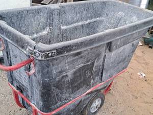 lot 1064 image: Rubbermaid Commercial Dump Cart
