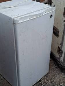lot 1068 image: Igloo 65W Mini Refrigerator FR3201-B