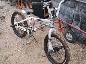 lot 1070 image: Mongoose Freestyle Team 16 Boys Single-speed Trick Bike 12 White Frame