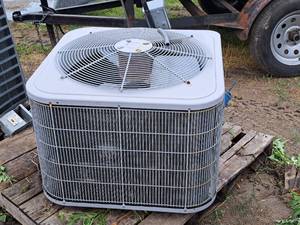 lot 978 image: 2012 Carrier Commercial 34-HP Air Conditioner Air Handler and Condensor