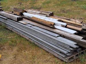 lot 992 image: Lot of (1 Pallet) Wood Boards and Composite Decking