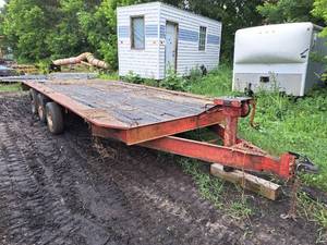 lot 970 image: Triple Axle Flatbed Trailer