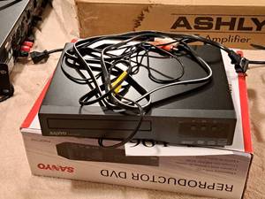 lot 964 image: Sanyo 7W Reproductor DVD Player FWDP105F
