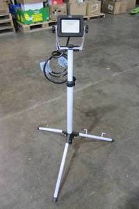 lot 101 image: Smart Electrician 1200 Lumen Tripod Work Light - Model Z-1200T