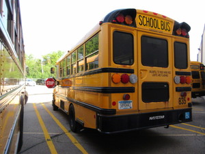 lot 835 image: ICRP 25 PASSENGER SCHOOL BUS WITH HYDRAULIC LIFT FOR HANDICAP ACCOMMODATION