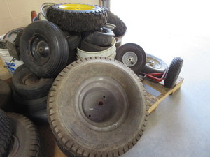 lot 254 image: PALLET OF MISC.  WHEELS, RIMS AND PARTS