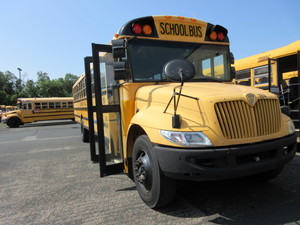 lot 103 image: IC 77 PASSENGER SCHOOL BUS - TOW AWAY