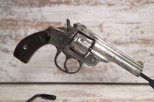 lot 4 image: Harrington & Richardson .32 S&W Short (black powder) Top Break Auto-Ejector Pocket Revolver