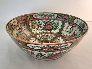 lot 44 image: Antique Rose Medallion Porcelain Bowl