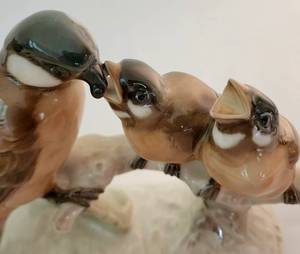 lot 48 image: LHS Germany Porcelain Mother Bird and Hatchlings Figure