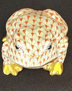 lot 51 image: Vintage Herend Hungary Hand Painted Fish Net Pattern Porcelain Frog