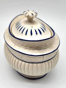 lot 62 image: Lovely Castleford Pottery Covered Sugar Bowl