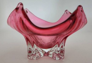 lot 78 image: Small Vintage Art Glass Bowl