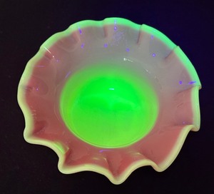 lot 79 image: Antique English Stourbridge Burmese Uranium Satin Glass Bowl