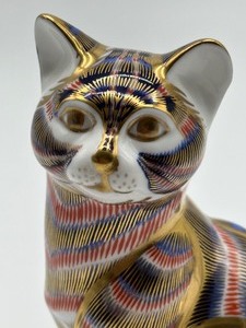 lot 86 image: Royal Crown Deby Imari Pattern Cat Paperweight