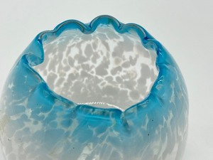 lot 95 image: Antique Art Glass Rose Bowl Vase