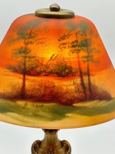 lot 4 image: Antique Reverse Painted Boudoir Lamp
