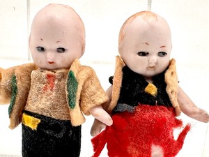 lot 154 image: Pair of Antique Miniature Dolls