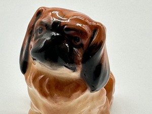lot 158 image: Royal Doulton Miniature Pekinese Figurine