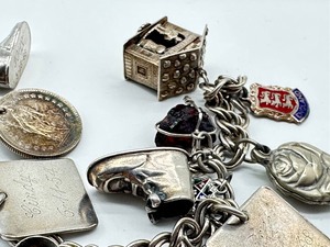 lot 168 image: Vintage Sterling Silver Charm Bracelet