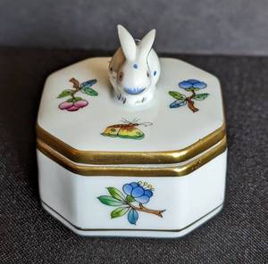 lot 23 image: Herend Queen Victoria Porcelain Bunny Trinket Box