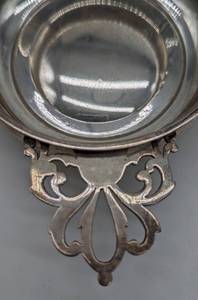 lot 186 image: Vintage Sterling Silver Porringer