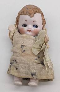 lot 256 image: Assorted Miniature Antique Bisque Dolls