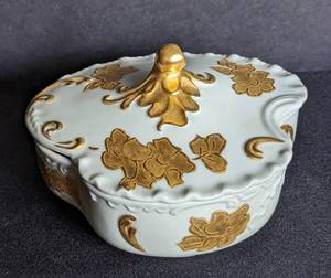 lot 262 image: Assorted Antique Painted Porcelain Dishes