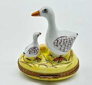 lot 82 image: Vintage Limoges Geese Trinket Box