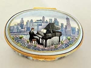 lot 78 image: Halcyon Days Enamel Music Box