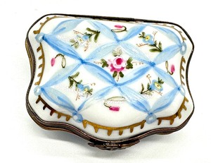 lot 69 image: Vintage Limoges Trinket Box