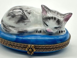 lot 70 image: Vintage Limoges Sleeping Cat Trinket Box