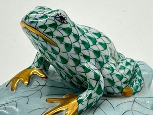 lot 64 image: Herend Green Fish Net Pattern Frog Figurine